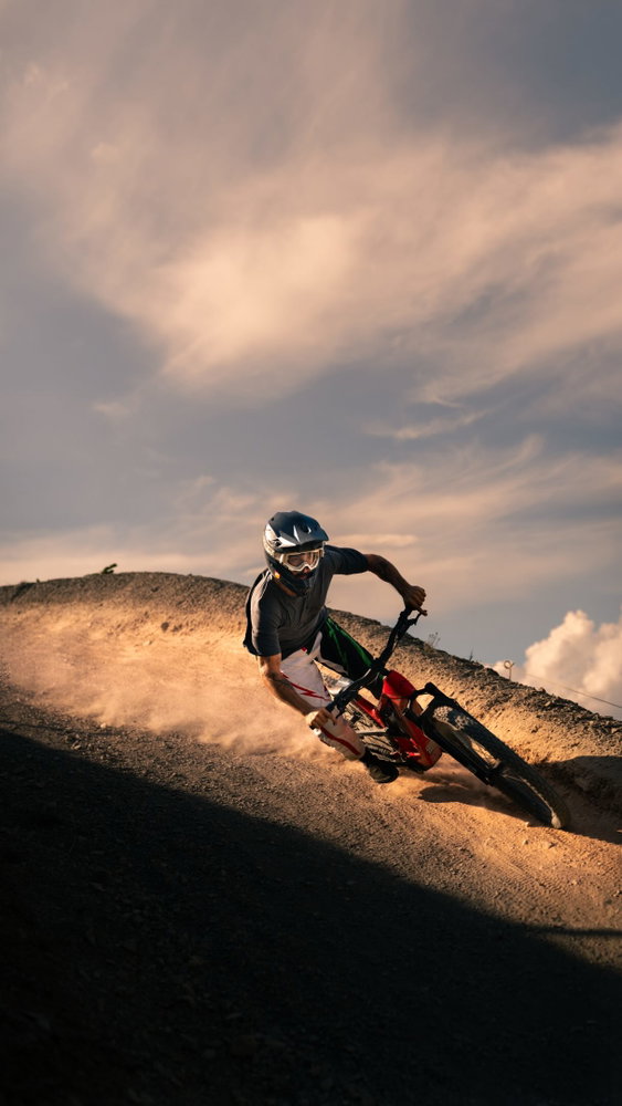 That’s how we roll! Our Product Manager @tobiasarens tests the final version of our brand-new TYCOON at @bikeparkleogang